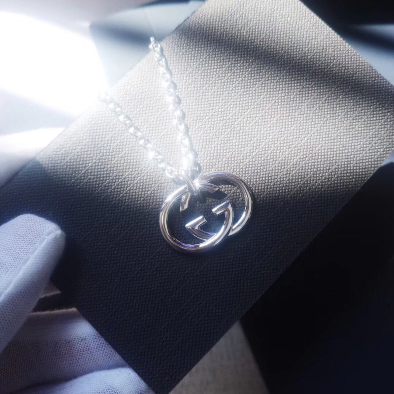 G*u*i necklaces